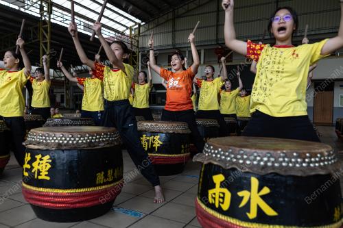 PEMAIN GENDANG CINA
