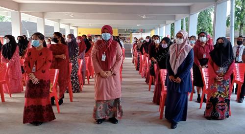 PELAJAR TINGKATAN ENAM