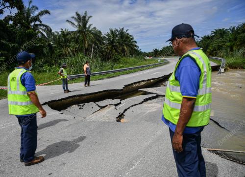 JALAN CHIKUS DI LANGKAP DITUTUP AKIBAT BANJIR