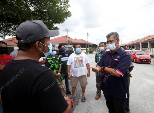 PENDUDUK TAMAN MEMBUAT ADUAN LALUAN LORI TANAH