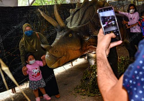 PAMERAN REPLIKA DINOSAUR DI IPOH