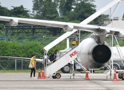 PESAWAT PERTAMA KE SINGAPURA SELEPAS PKP