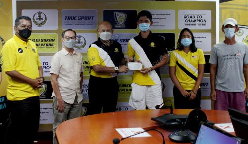 ATLET TENIS NEGARA TERIMA SUMBANGAN
