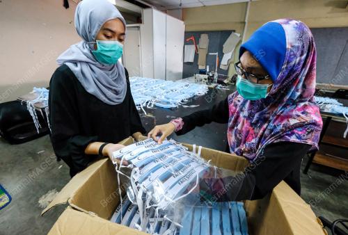 PENGHASILAN PPE DARI SUKARELAWAN UITM (COVID-19)