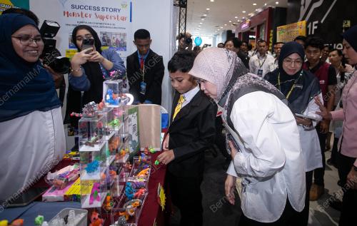 FADHLINA SIDEK