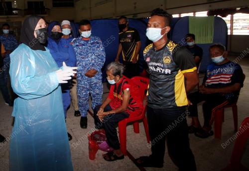 GELANDANGAN MENERIMA SUNTIKAN VAKSIN COVID-19