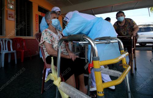 SUNTIKAN VAKSIN COVID-19 KEPADA WARGA EMAS