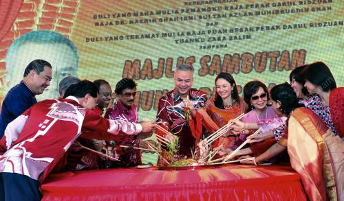 PK04_16022013_CNY-NAZRIN