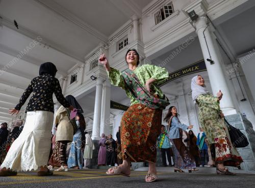 KERETAPI SARONG