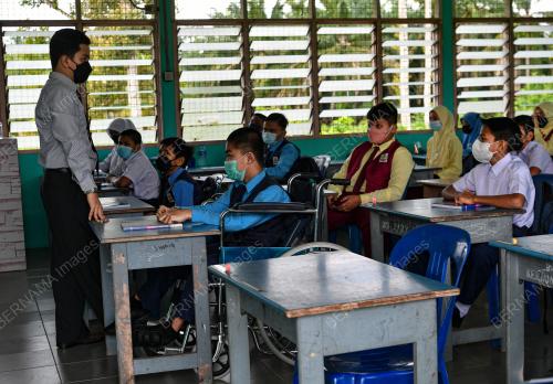 TINJAUAN HARI PERTAMA PERSEKOLAHAN