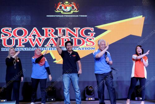 PK04_24102015_SOARING_UPWARDS