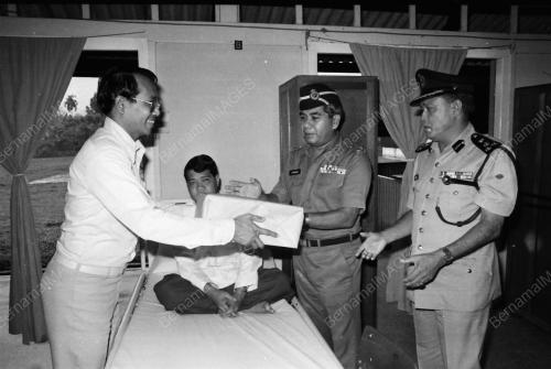 PENYAMPAIAN HADIAH BUKU-BUKU