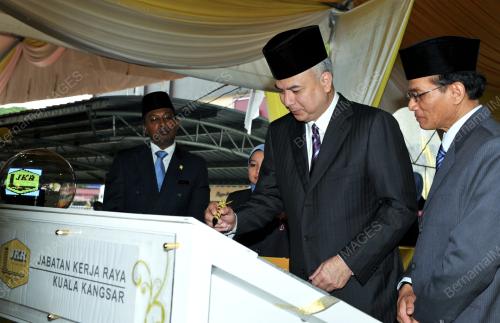 RAJA DR. NAZRIN SHAH