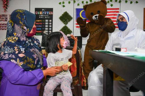 MASKOT BERUANG MENCERIAKAN KANAK-KANAK DI PUSAT VAKSIN PICKIDS TABIKA KEMAS