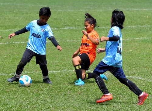 PENYATUAN PELBAGAI BANGSA MELALUI SUKAN BOLA SEPAK