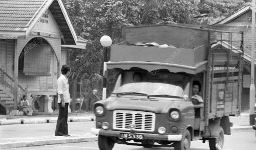 KENDERAAN TIDAK PATUHI UNDANG-UNDANG