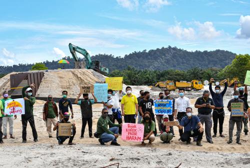 BANTAHAN AKTIVITI PENGOREKAN PASIR DI PANTAI PASIR PANJANG