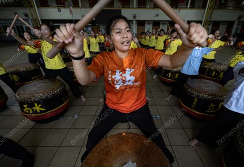 PEMAIN GENDANG CINA