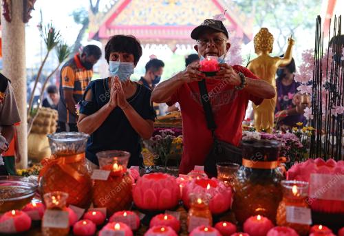 TINJAUAN SAMBUTAN HARI WESAK