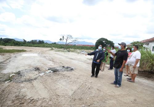 PENDUDUK TAMAN MEMBUAT ADUAN LALUAN LORI TANAH
