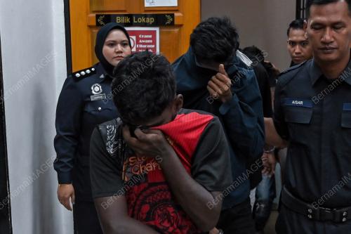 EMPAT LELAKI DI DAKWA DI MAHKAMAH