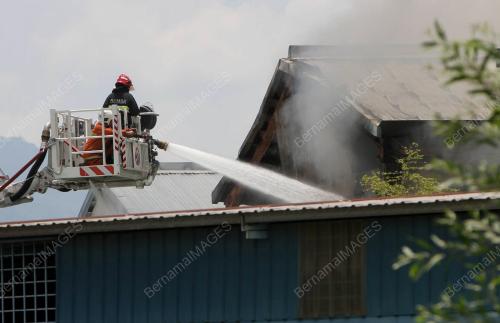 KILANG PAKAIAN TERBAKAR