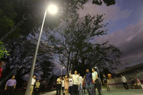 PENCAHAYAAN DI TAMAN WOODLANDS