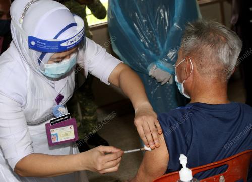 GELANDANGAN MENERIMA SUNTIKAN VAKSIN COVID-19
