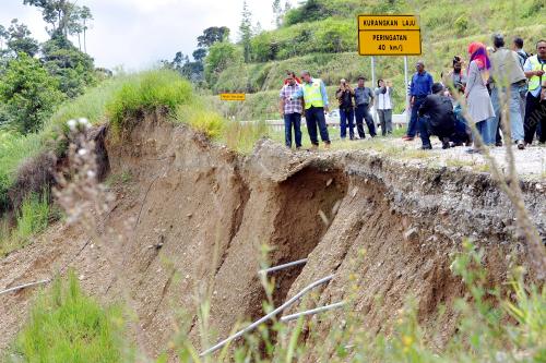 PK05_15072016_TANAH_RUNTUH