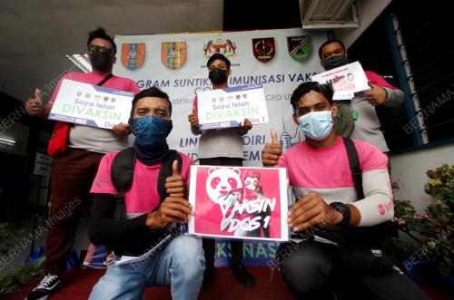 PENGHANTAR MAKANAN FOOD PANDA TERIMA VAKSIN COVID-19