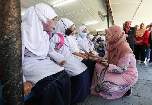 FADHLINA SIDEK