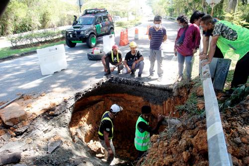 JALAN BERLUBANG