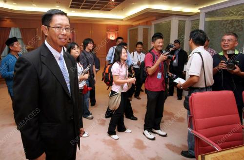 MOHD NIZAR JAMALUDDIN