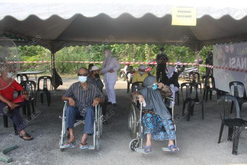WARGA EMAS DIVAKSINASI