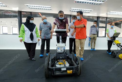 DATUK DR SHAMSUL ANUAR NASARAH