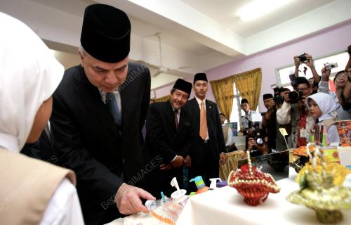 RAJA DR. NAZRIN SHAH