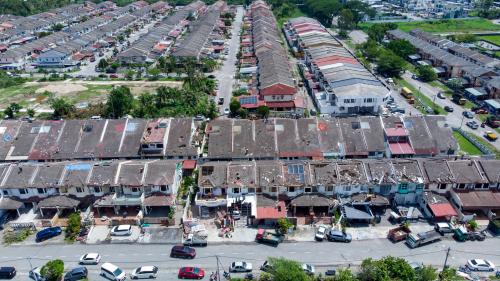 RUMAH MANGSA RIBUT DI BERCHAM