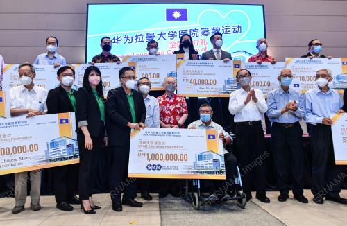 DATUK SERI DR WEE KA SIONG