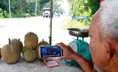 PERDANA MENTERI MENERIMA SUNTIKAN VAKSIN