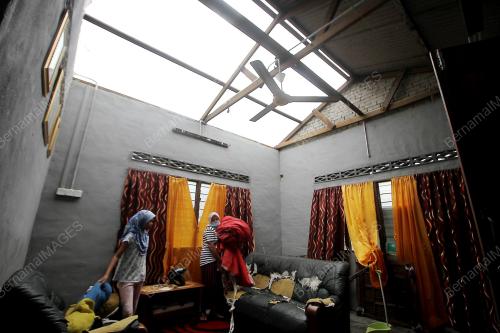 RUMAH ROSAK DILANDA RIBUT