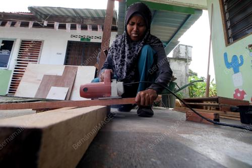 TUKANG KAYU WANITA MUSUKUBI SHAMSUDDIN