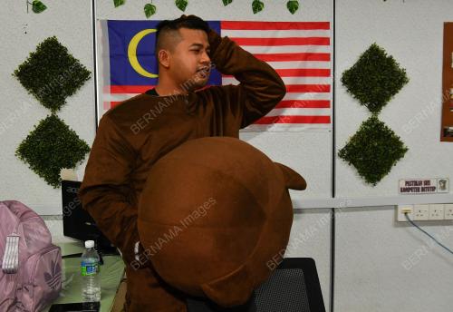MASKOT BERUANG MENCERIAKAN KANAK-KANAK DI PUSAT VAKSIN PICKIDS TABIKA KEMAS