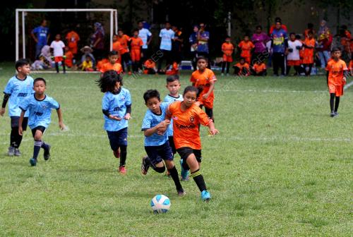 PENYATUAN PELBAGAI BANGSA MELALUI SUKAN BOLA SEPAK