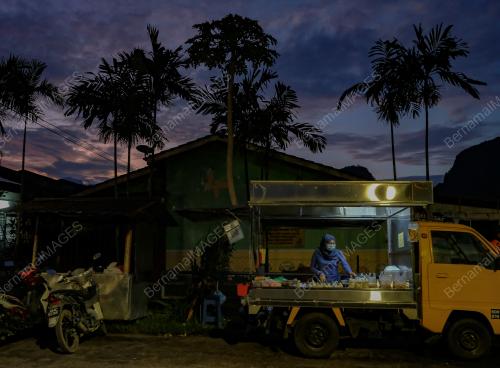 TINJAUAN PENIAGA MAKANAN BEROPERASI SEAWAL JAM 6 PAGI