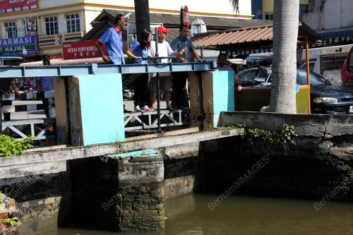 PK05_30112018_PINTU_AIR