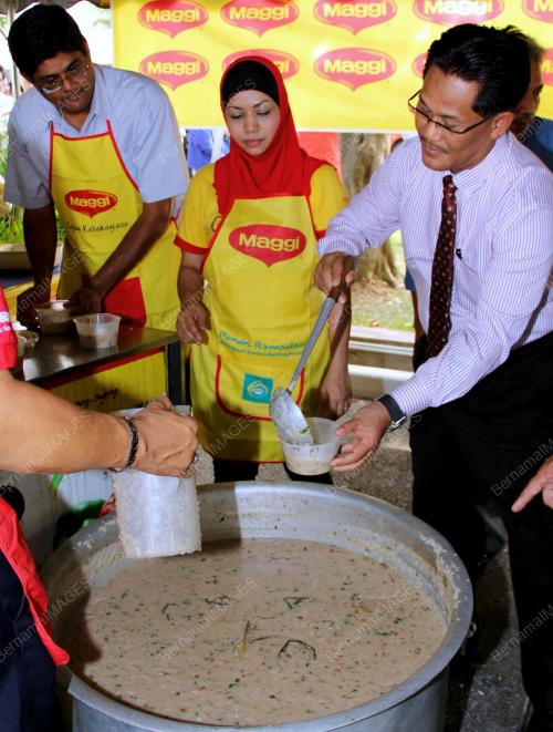 PK05_31072012_BUNGKUS_BUBUR_LAMBOK