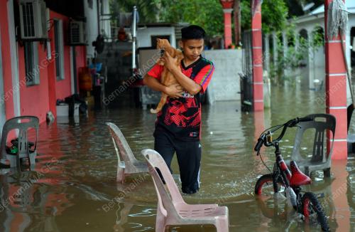 TINJAUAN BANJIR DI TELUK INTAN