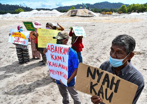 BANTAHAN AKTIVITI PENGOREKAN PASIR DI PANTAI PASIR PANJANG