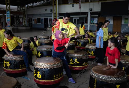 PEMAIN GENDANG CINA