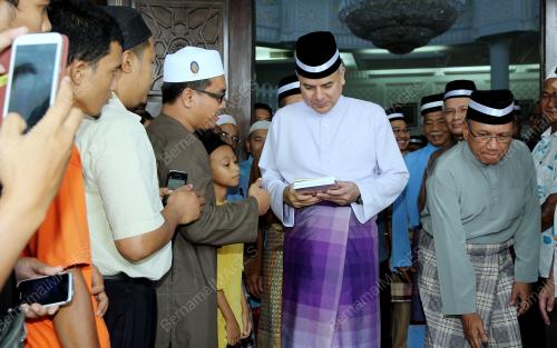 PK06_04072014_SULTAN_SOLAT